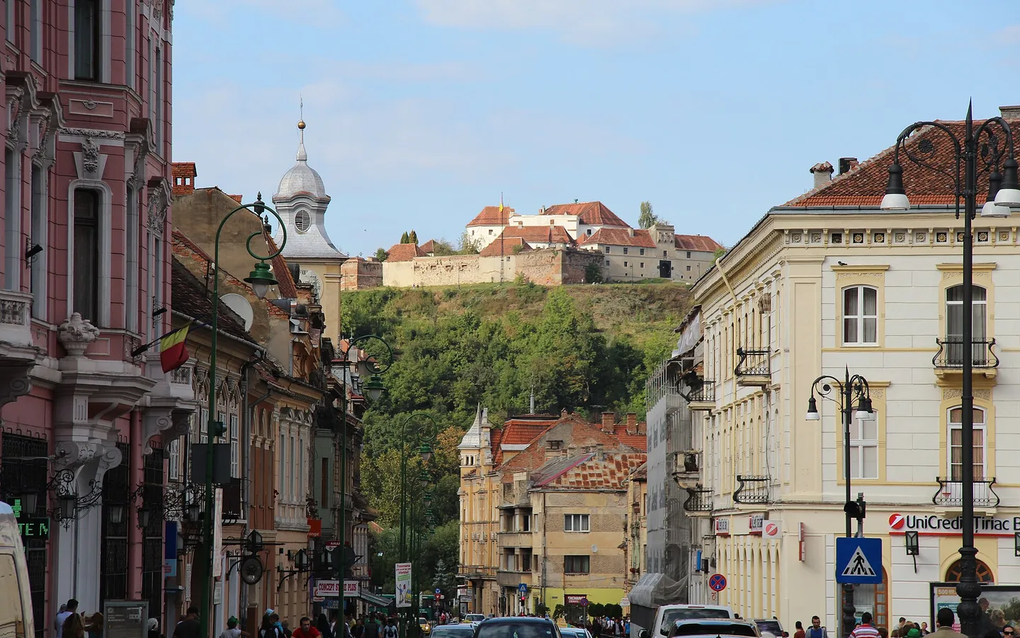 Vedere din centrul Brașovului spre cetate